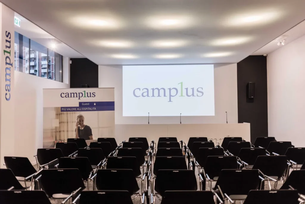 Rinvio dell’Incontro annuale dei tecnici di Sottocosta 2020 a Roma: sala conferenze con le poltrone e lo schermo