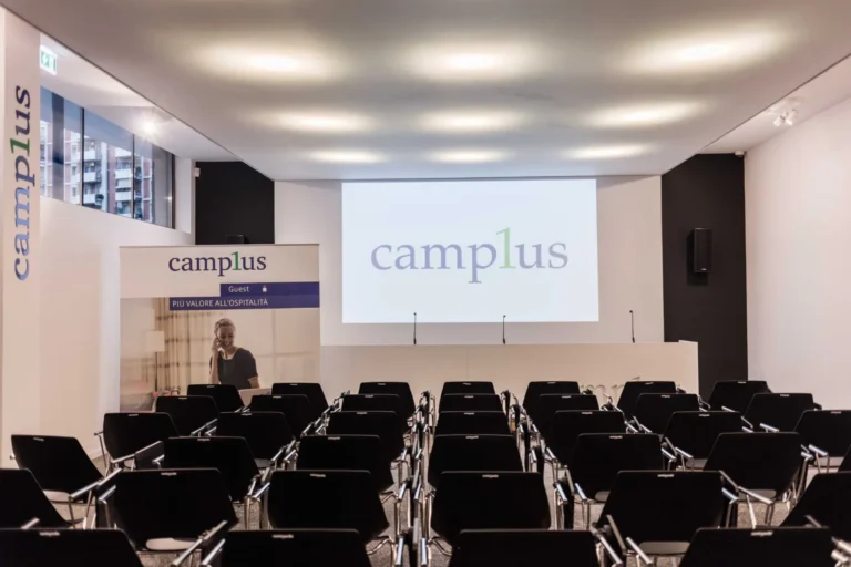 News Rinvio dell’Incontro annuale dei tecnici di Sottocosta 2020 a Roma: sala conferenze con le poltrone e lo schermo
