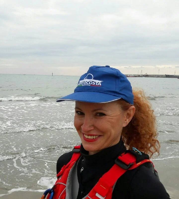 Roberta Mandelli, rappresentante dei tecnici di Sottocosta, sulla spiaggia con il cappellino dell’associazione