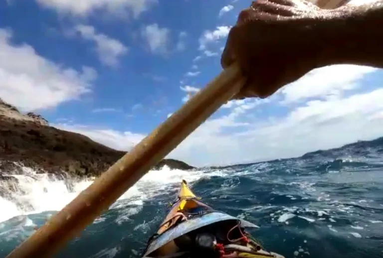 News Rough sea: pagaia e prua del kayak sul mare mosso