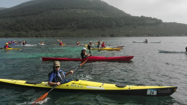 Da Porto Ferro e Porto Conte (Sardegna): kayak gialli e rossi sul mare calmo