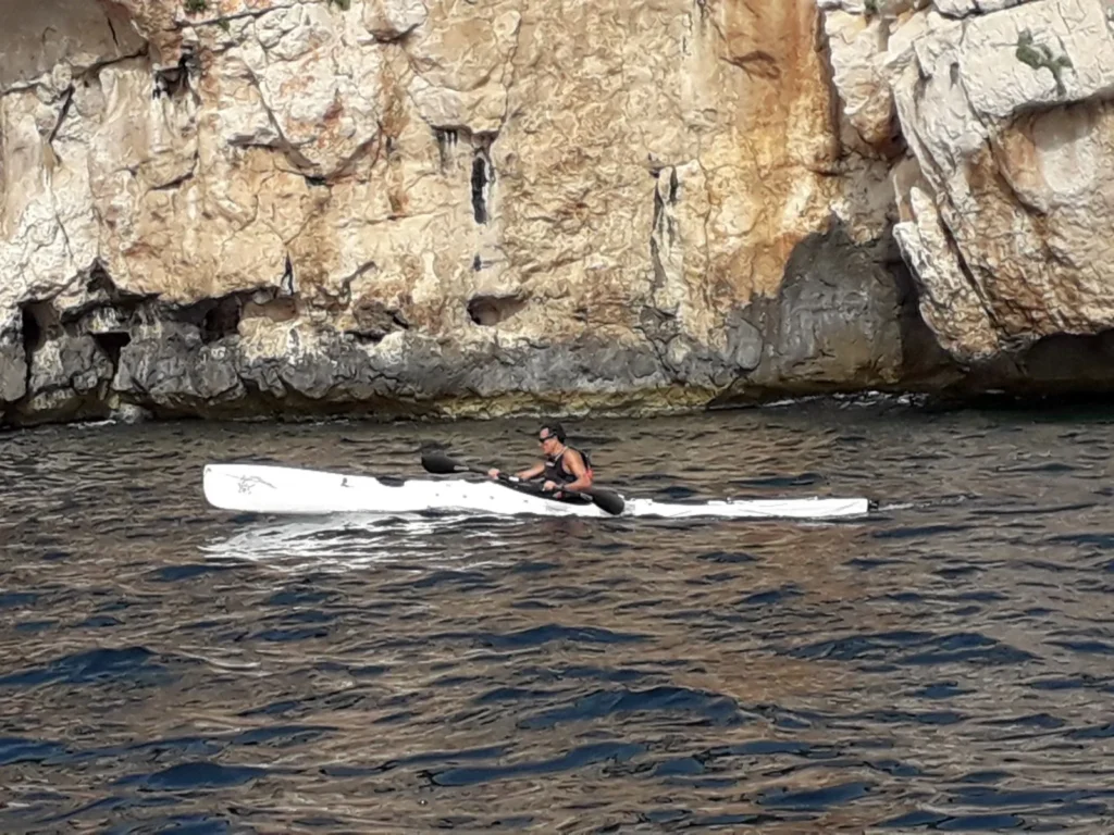 Da Porto Ferro e Porto Conte (Sardegna): kayak bianco sotto la parete di roccia