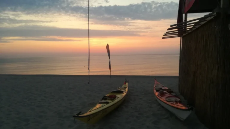 News SARDEGNA COSTA EST Vacanza di Settembre 2020: due kayak sulla spiaggia al tramonto