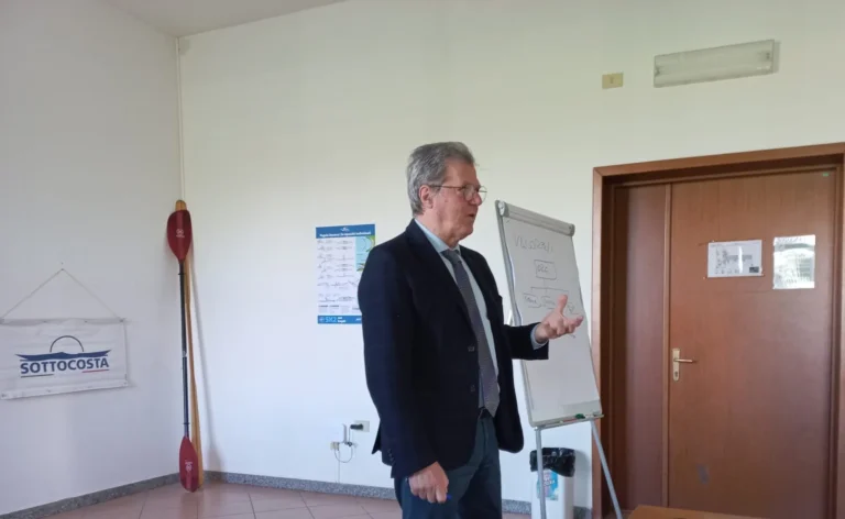 News Sessione di coaching per i Soci Sottocosta: relatore davanti alla lavagna durante la sessione di coaching