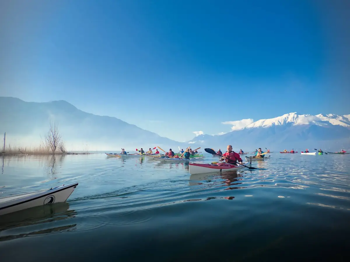 Tesseramento a Sottocosta: gruppo di soci Sottocosta in kayak sul lago