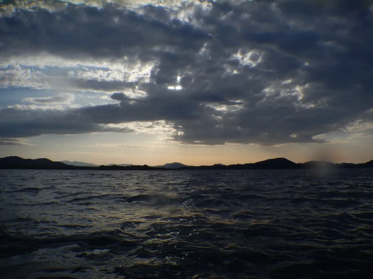 Sottocosta Camp 2022 a Calacavallo (Sardegna): cielo di nuvole scure sul mare