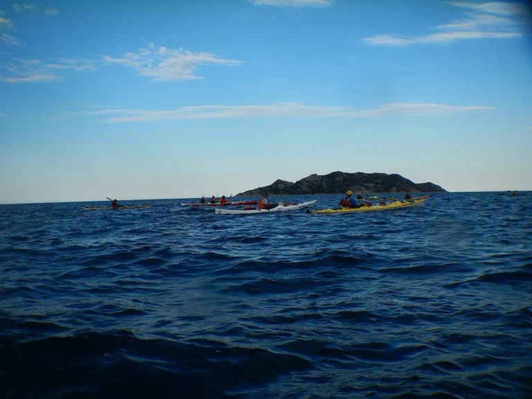 Sottocosta Camp 2022 a Calacavallo (Sardegna): kayak in navigazione verso l'isolotto