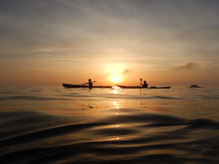 Sottocosta Camp 2022 a Calacavallo (Sardegna): kayak in controluce sul mare al tramonto