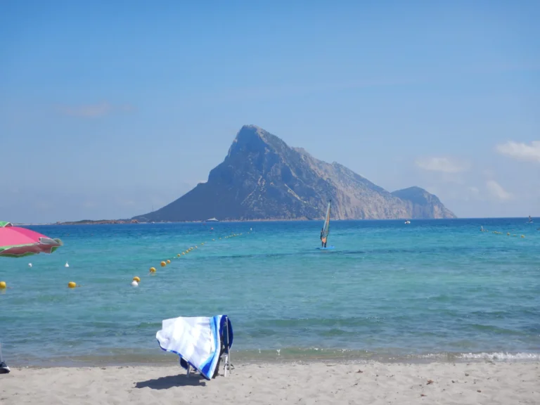 Sottocosta Camp 2022 a Calacavallo (Sardegna): spiaggia con l'isola di Tavolara sullo sfondo