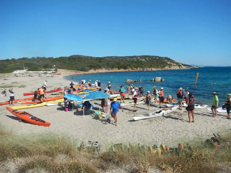 Sottocosta Camp 2022 a Calacavallo (Sardegna): partecipanti e kayak sulla spiaggia del campo