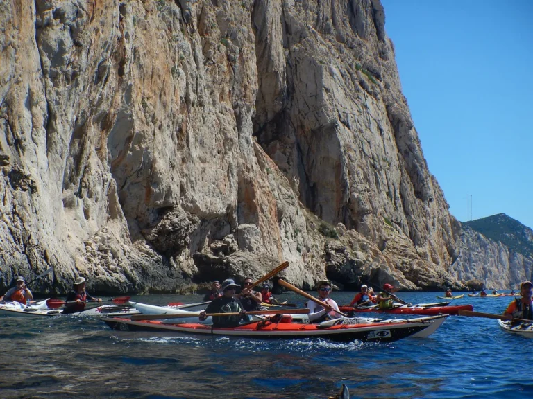 Sottocosta Camp 2022 a Calacavallo (Sardegna): kayak sotto la parete di roccia a picco sul mare