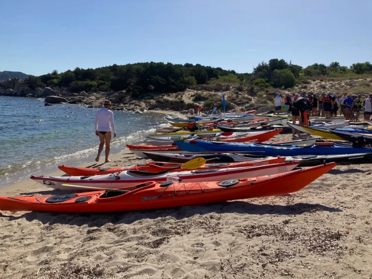 Sottocosta Camp 2022 a Calacavallo (Sardegna): kayak rossi in secca sulla spiaggia