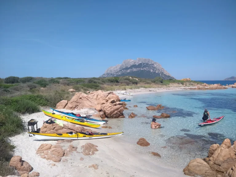 Sottocosta Camp 2022 a Calacavallo (Sardegna): kayak sulla spiaggia tra gli scogli di granito rosa