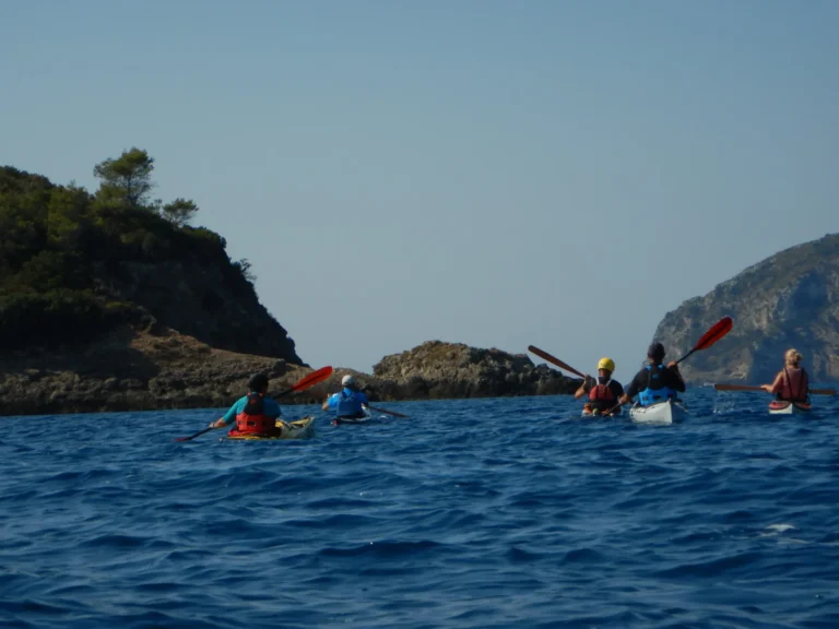 Sottocosta Camp Argentario 2021 – 11–9 Settembre – testo di ellebi Sottocosta Camp Argentario 2021, 11-9 Settembre, testo di ellebi: gruppo di kayak sul mare lungo la costa