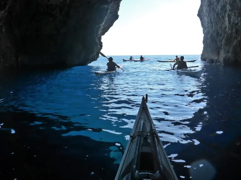 Sottocosta Camp Argentario 2021 – 11–9 Settembre – testo di ellebi Sottocosta Camp Argentario 2021, 11-9 Settembre, testo di ellebi: kayak dentro una grotta marina in controluce