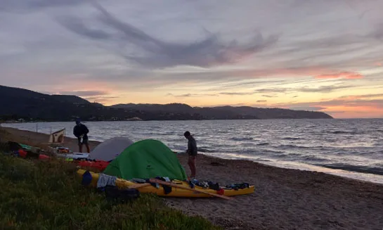 Sottocosta Camp Argentario 2021 – 11–9 Settembre – testo di ellebi Sottocosta Camp Argentario 2021, 11-9 Settembre, testo di ellebi: tende sulla spiaggia al tramonto