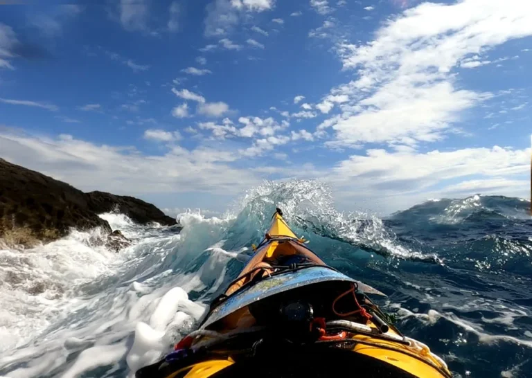 Sottocosta Camp Argentario 2021 – 11–9 Settembre – testo di ellebi Sottocosta Camp Argentario 2021, 11-9 Settembre, testo di ellebi: prua del kayak tra le onde sotto la costa