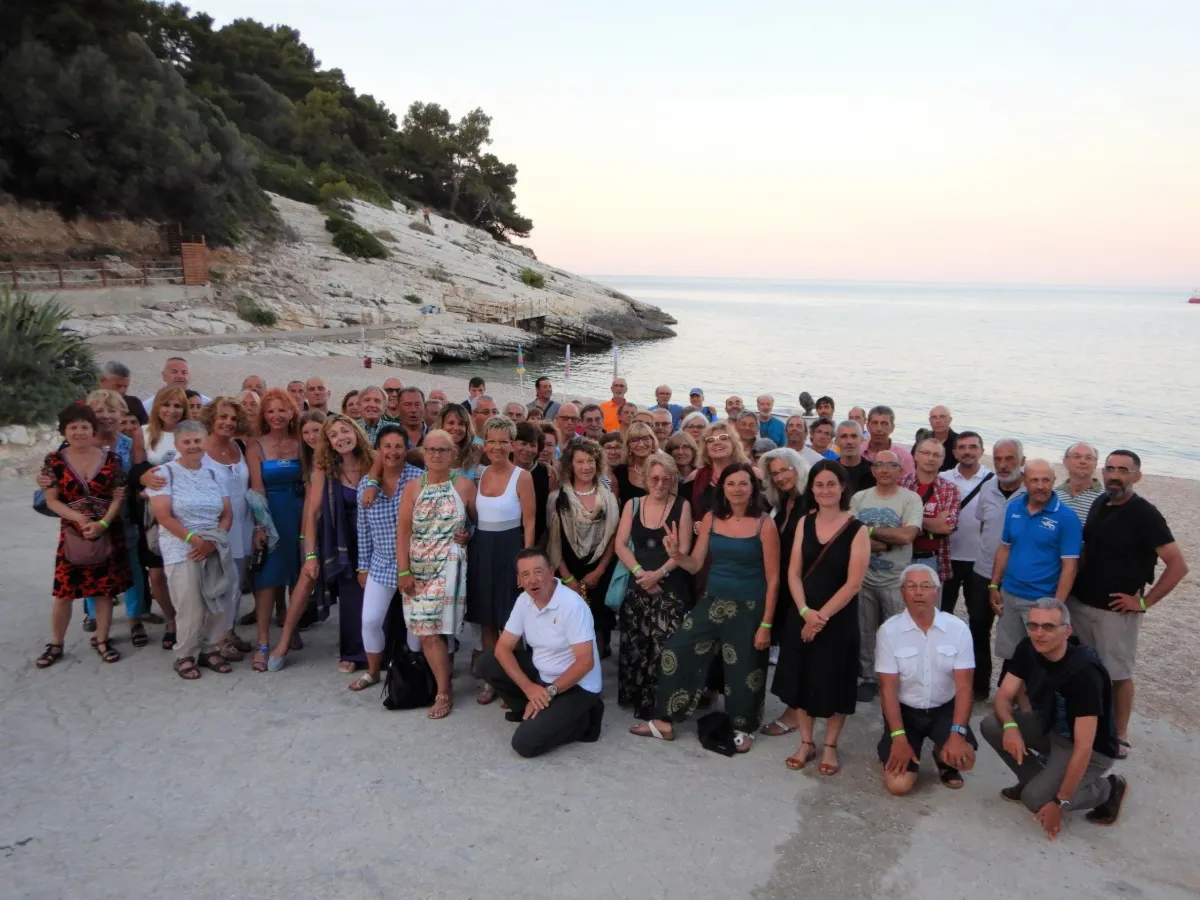 Sottocosta Kayak Camp 2019: foto di gruppo dei partecipanti sulla spiaggia, sul Gargano