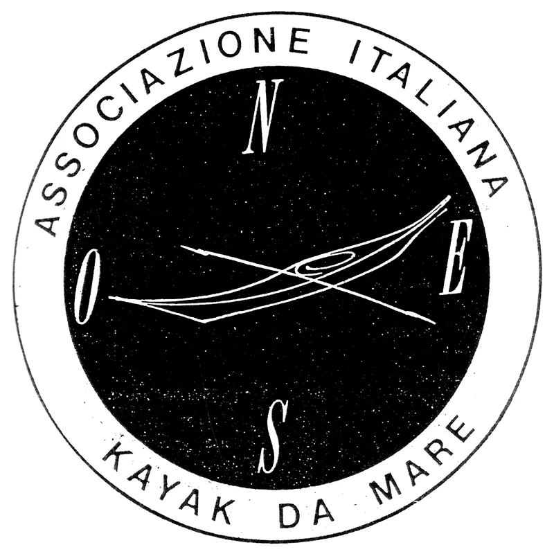 Logo dell’AIKM, Associazione Italiana Kayak da Mare, la prima associazione nella storia del kayak da mare in Italia