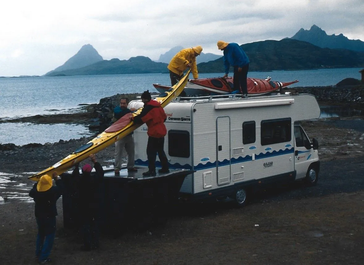 Storia del kayak da mare: kayak caricati sul tetto di un camper alla Arctic Sea Kayak Race del 2001, in Norvegia