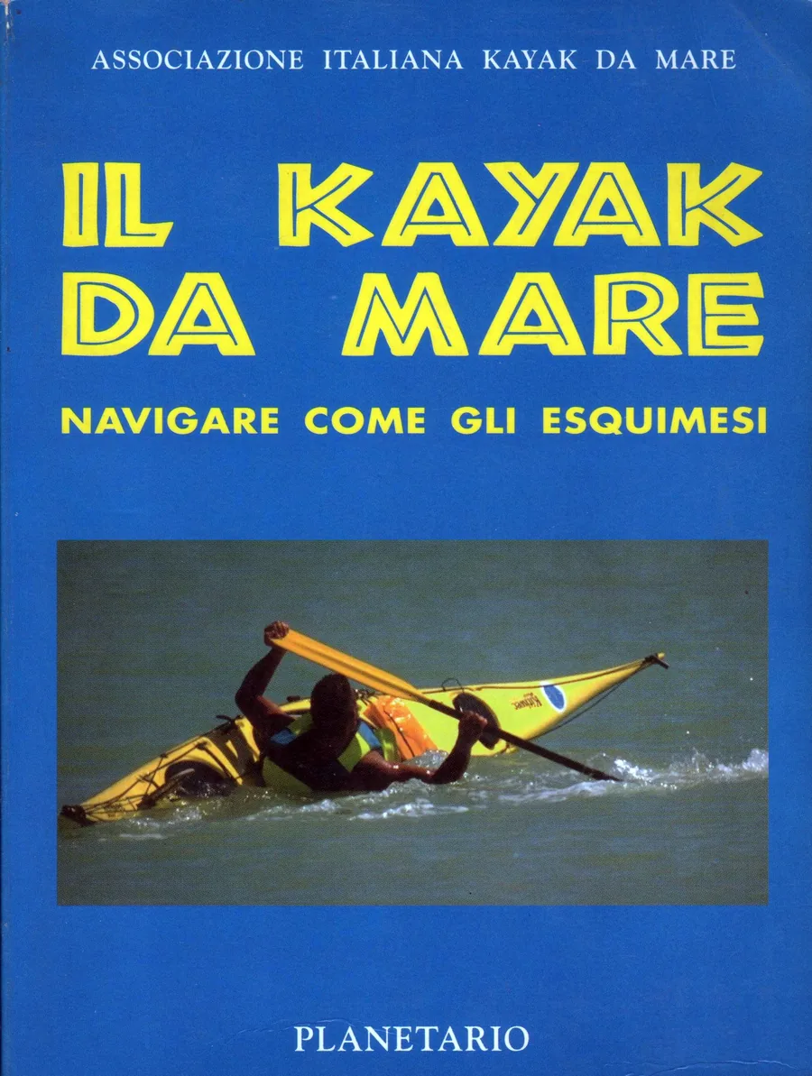 Copertina del libro Il Kayak da Mare, navigare come gli esquimesi, il primo libro italiano sul kayak da mare, curato dall’AIKM e uscito nel 1995