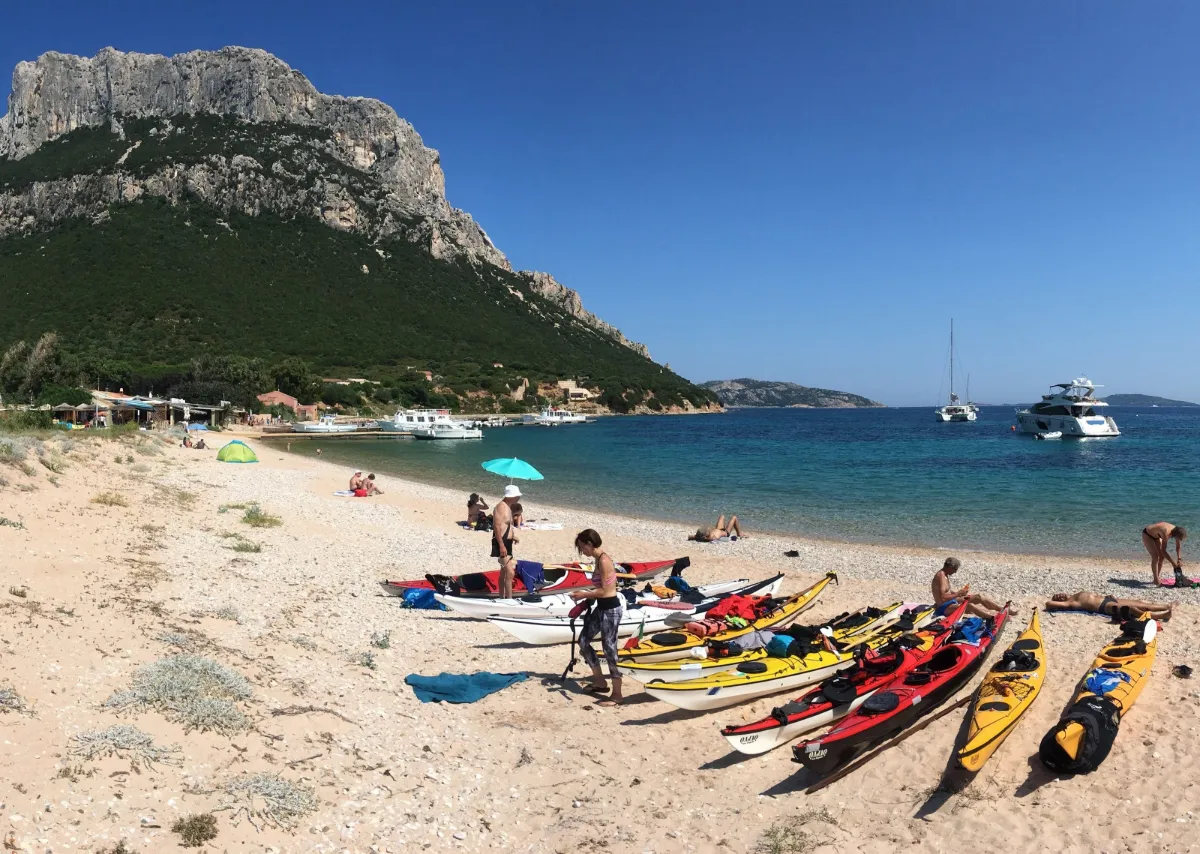 La storia di Sottocosta, il Kayak Camp: kayak da mare sulla spiaggia durante una sosta sotto Tavolara, al Camp 2018 di Calacavallo in Sardegna