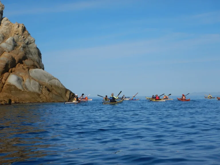 News Tre giorni all’Elba 2020, 8-11 Ottobre: gruppo di kayak sotto lo scoglio