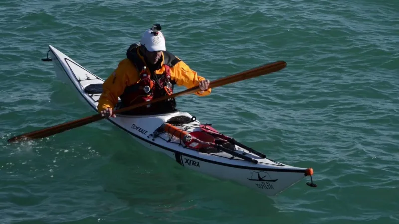 Video didattici di kayak da mare: fotogramma del video sull'autosalvataggio, kayaker che pagaia