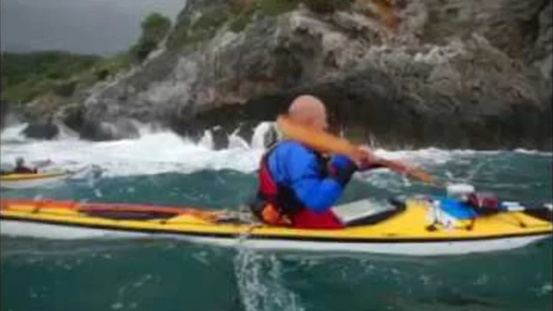 Video didattici di kayak da mare: fotogramma del video dell'esame guide 2013 con il mare mosso