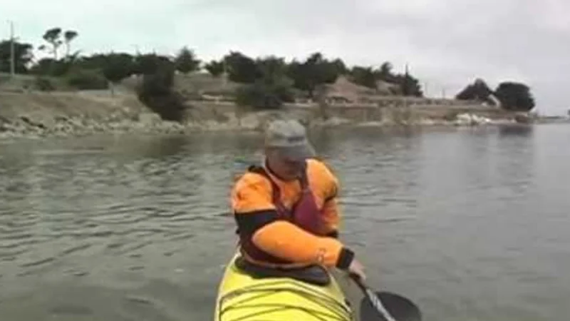 Video didattici di kayak da mare: fotogramma del video sull'eskimo, kayaker in acqua