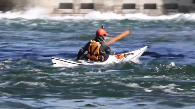 Video didattici di kayak da mare: fotogramma del video sulla navigazione in corrente