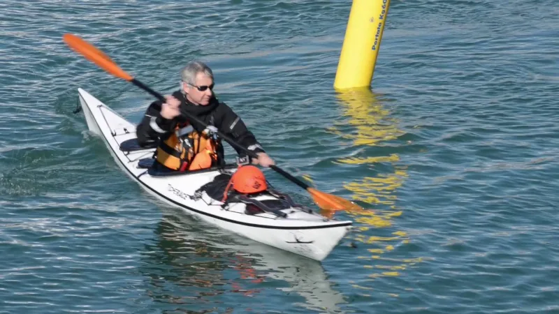 Video didattici di kayak da mare: fotogramma del video sul richiamo di prua accanto alla boa
