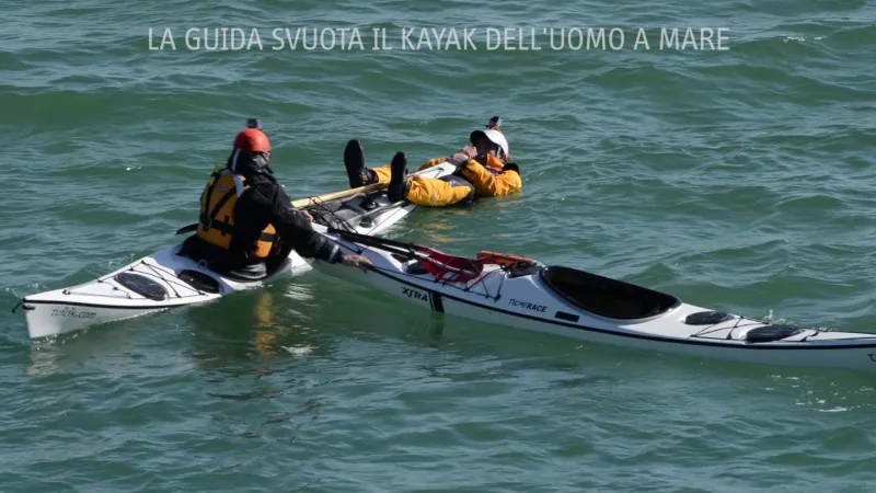 Video didattici di kayak da mare: fotogramma del video sul salvataggio a T