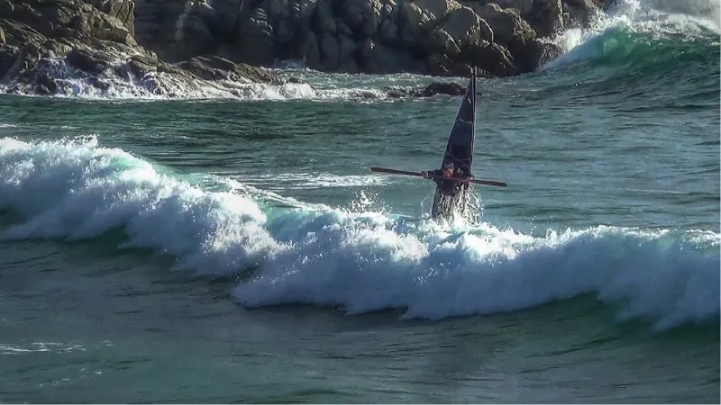 Video didattici di kayak da mare: fotogramma del video sulle tecniche tra le onde