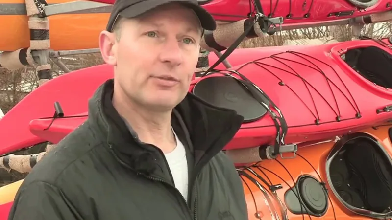 Video didattici di kayak da mare: fotogramma del video sugli stati del mare, intervista tra i kayak