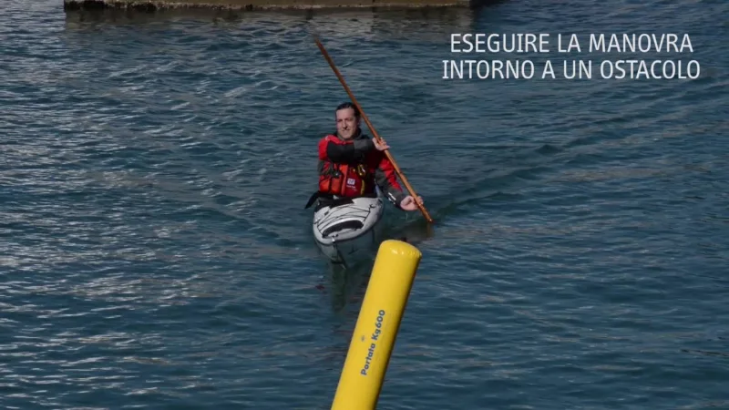 Video didattici di kayak da mare: fotogramma del video sullo spostamento laterale con abbrivio