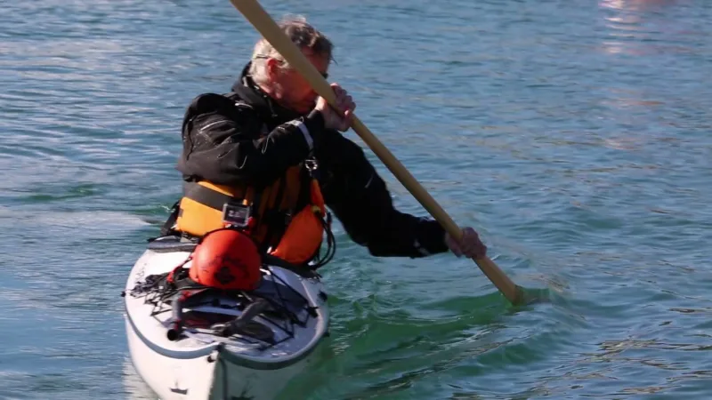 Video didattici di kayak da mare: fotogramma del video sullo spostamento laterale