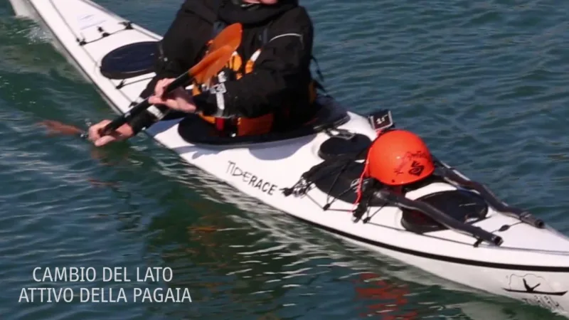 Video didattici di kayak da mare: fotogramma del video sul timone di poppa